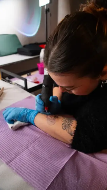 Retrato de Verabrumatattoo, tatuador en Palma